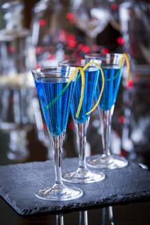 Frischer Cocktail mit blauem Curaçao-Likör - JUNF000384