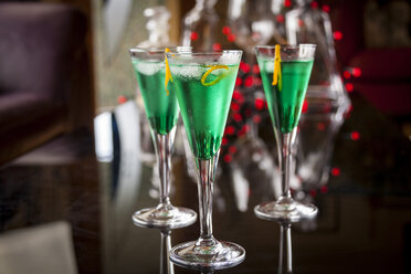Fresh cocktail with mint liqueur - JUNF000381