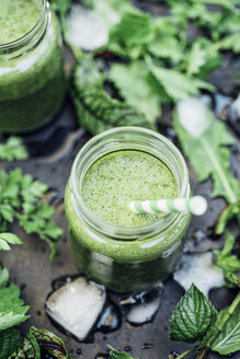 Zwei Gläser Wildkräuter-Smoothie mit Apfel, Banane und Limettensaft - IPF000238