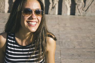 Portrait of smiling teenage girl wearing sunglasses - ABZF000097