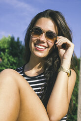 Porträt eines lächelnden Teenagers mit Sonnenbrille - ABZF000098