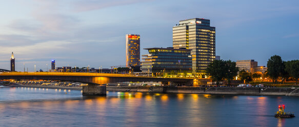 Deutschland, Köln, Deutzer Hängebrücke und KölnTriangle und Lanxess-Turm, Blaue Stunde - WGF000704