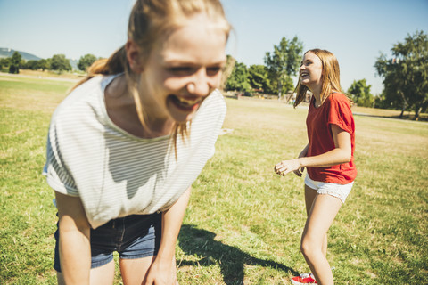 Zwei Teenager-Mädchen haben Spaß im Park, lizenzfreies Stockfoto