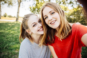 Zwei glückliche Mädchen im Teenageralter machen ein Selfie - AIF000055