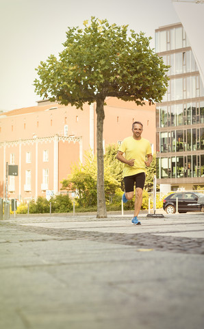 Deutschland, Stuttgart, Mann beim Joggen in der Stadt, lizenzfreies Stockfoto