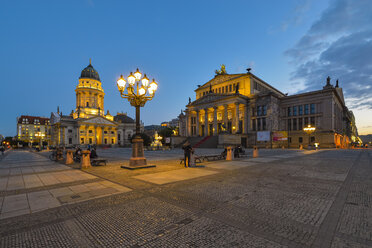 Deutschland, Berlin, Blick auf Konzerthaus und Deutschen Dom am Gendarmenmarkt - RJF000486