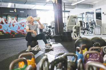 Ältere Frau im Fitnessstudio macht eine Pause - MADF000508