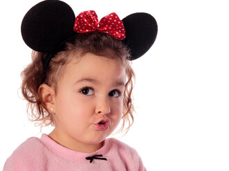 Porträt eines kleinen Mädchens, das als Mickey Mouse verkleidet ist und einen Schmollmund macht - ERLF000013