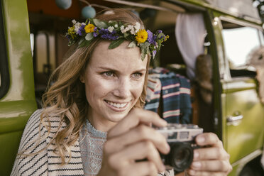 Hippie-Frau mit analoger Kamera vor einem Van - MFF002020