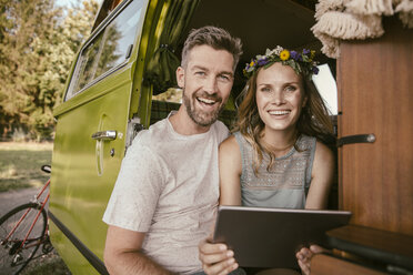 Happy couple with tablet computer in van - MFF002068