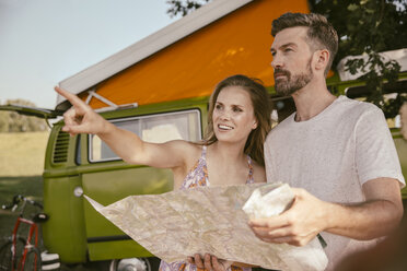 Couple with map in front of van in the nature - MFF002056