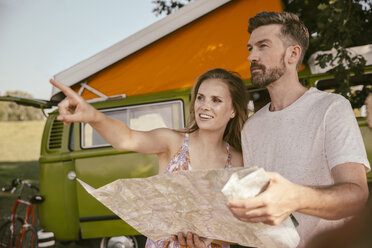 Paar mit Landkarte vor einem Lieferwagen in der Natur - MFF002056