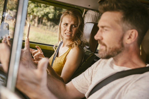 Pärchen streitet sich im Van auf einer Autoreise, lizenzfreies Stockfoto