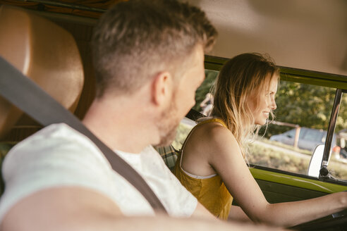 Ehepaar im Van auf einer Autoreise - MFF002053