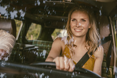Lächelnde Frau am Steuer eines Lieferwagens, lizenzfreies Stockfoto