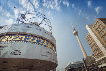 Deutschland, Berlin, Urania Weltzeituhr und Berliner Fernsehturm am Alexanderplatz - OPF000065