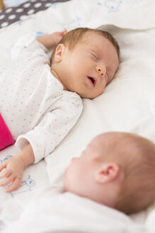 Schlafende neugeborene Zwillinge - SHKF000345