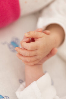 Neugeborene Zwillinge schlafen Hand in Hand, Nahaufnahme - SHKF000347
