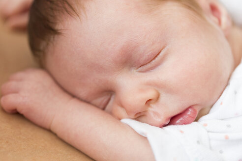 Schlafendes neugeborenes Mädchen, Nahaufnahme - SHKF000351
