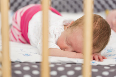 Neugeborenes Mädchen schläft im Kinderbett - SHKF000352