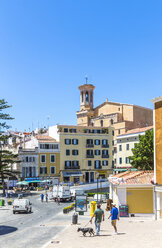 Spanien, Menorca, Mahon, Blick auf den Placa Espanya mit der Kirche St. Maria im Hintergrund - MABF000324