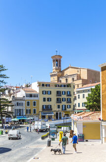 Spanien, Menorca, Mahon, Blick auf den Placa Espanya mit der Kirche St. Maria im Hintergrund - MABF000324