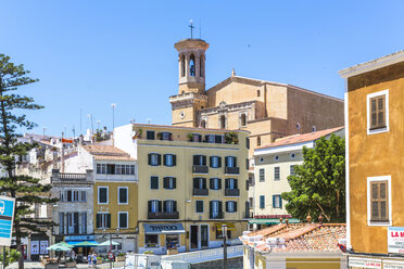 Spanien, Menorca, Mahon, Blick auf den Placa Espanya mit der Kirche St. Maria im Hintergrund - MABF000325
