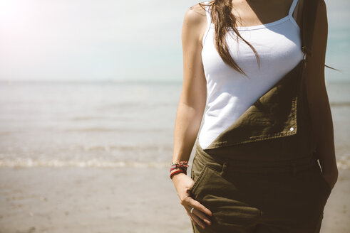 Frau in Top und Latzhose an der Strandpromenade stehend - GEMF000317