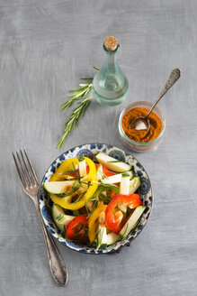 Paprika- und Zucchinisalat mit Rosmarin, Chilipulver und einer Flasche Essig - MYF001116