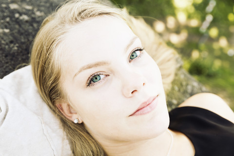Porträt eines blonden Teenagers mit grünen Augen, lizenzfreies Stockfoto