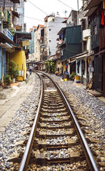 Vietnam, Hanoi, Wohnhäuser neben der Bahnstrecke - EH000163