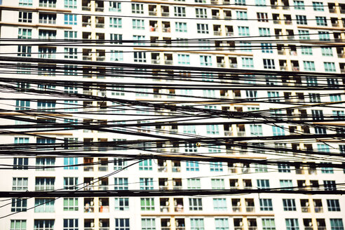 Thailand, Bangkok, verworrene und unordentliche Stromkabel vor einer Fassade - EH000158