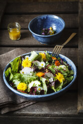Bowl of mixed salad with edible flowers - EVGF002071