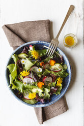 Bowl of mixed salad with edible flowers - EVGF002072