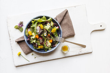 Bowl of mixed salad with edible flowers - EVGF002074
