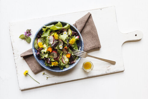 Schüssel mit gemischtem Salat und essbaren Blumen - EVGF002074