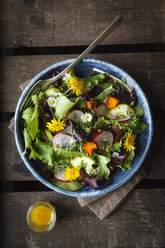 Schüssel mit gemischtem Salat und essbaren Blumen - EVGF002075