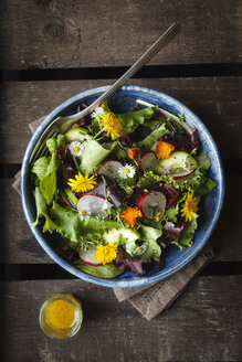 Bowl of mixed salad with edible flowers - EVGF002075