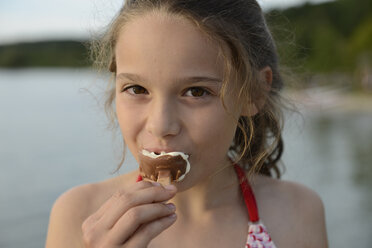 Porträt eines Mädchens, das einen Eislutscher isst - LBF001172