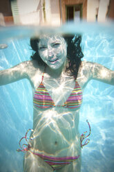 Porträt einer jungen Frau unter Wasser in einem Schwimmbad - TOYF001102