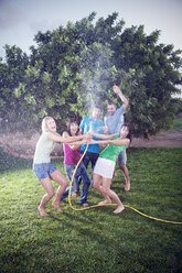 Fünf Freunde planschen im Garten mit Wasser - TOYF001149
