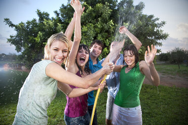 Fünf Freunde planschen im Garten mit Wasser - TOYF001152