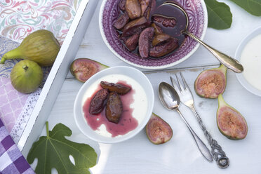 Cream vanilla dessert with figs in red wine - YFF000446