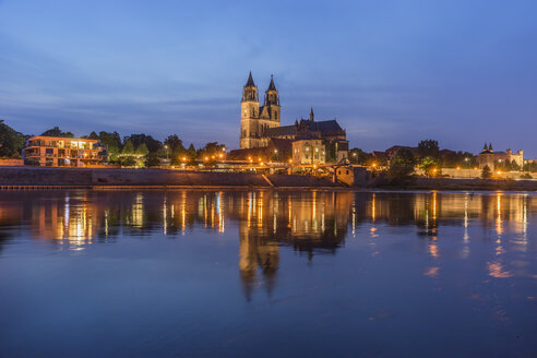 Deutschland, Magdeburg, Magdeburger Dom am Abend - PVCF000617