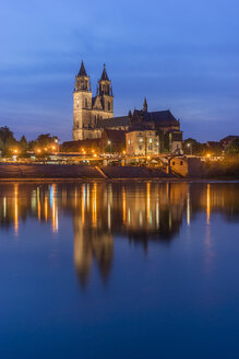 Deutschland, Magdeburg, Magdeburger Dom am Abend - PVCF000618