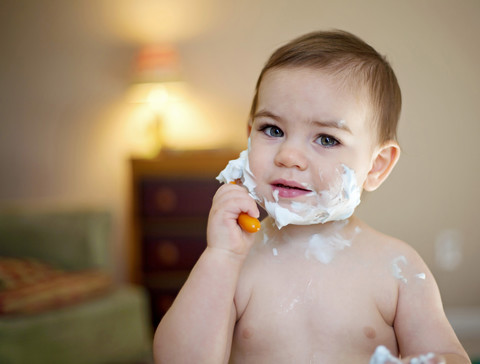 Porträt eines kleinen Jungen beim Rasieren, lizenzfreies Stockfoto