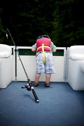 Kleiner Junge mit Schwimmweste auf einem Boot - CAMF000002