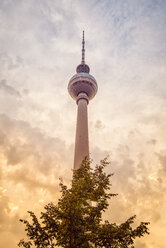 Deutschland, Berlin, Blick auf den Fernsehturm in der Abenddämmerung - OPF000071