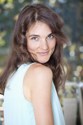 Portrait of smiling woman with long brown hair - NDF000542