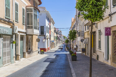 Spanien, Balearische Inseln, Menorca, Mao, Altstadt, Straße und Häuser - MABF000336